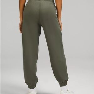 Lululemon Relaxed High-Rise Jogger 
Online Only softstreme